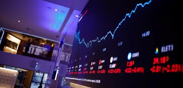 Bolsa fecha acima de 155 mil pontos pela 1ª vez; dólar cai a R$ 5,30