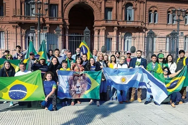 Bolsonaristas “exilados” preparam protesto contra Moraes na Argentina