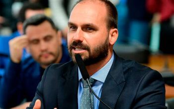 Bolsonaro morreria preso, mas absolvição “acabaria até com o soluço”, diz Eduardo