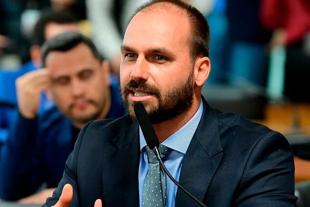 Bolsonaro morreria preso, mas absolvição “acabaria até com o soluço”, diz Eduardo