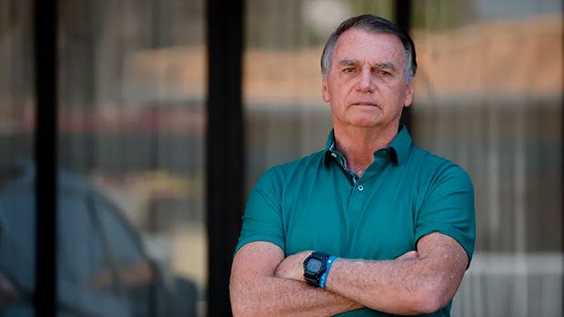 Bolsonaro violou tornozeleira por volta de meia-noite e poderia fugir, diz Moraes