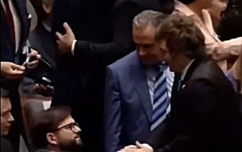 Boric se recusa a se levantar para cumprimentar Milei em cerimônia em La Paz - ver vídeo