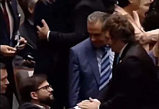 Boric se recusa a se levantar para cumprimentar Milei em cerimônia em La Paz - ver vídeo