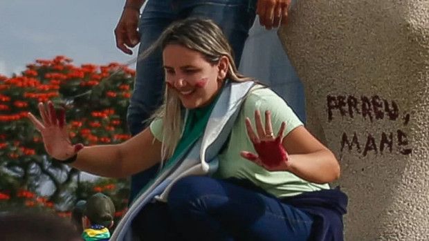 “Débora do Batom” deixa prisão domiciliar sem autorização e alega que passou mal