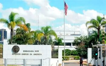 Demente invade embaixada dos EUA pra matar Trump