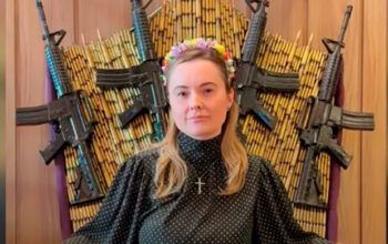 Deputada  Júlia Zanatta (PL-SC) posta foto rodeada de fuzis: “Game of Santa Catarina”