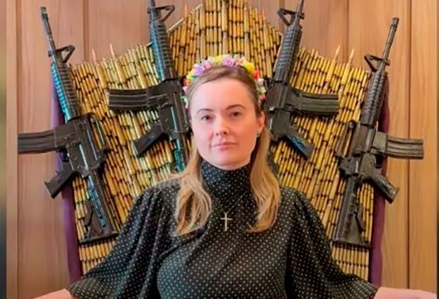 Deputada  Júlia Zanatta (PL-SC) posta foto rodeada de fuzis: “Game of Santa Catarina”