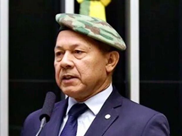 Deputado do PL emprega mulher, cunhada e concunhados na Câmara