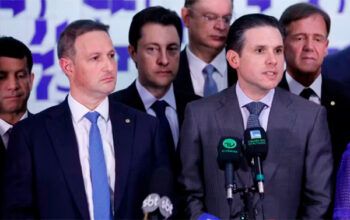 Derrite apresenta 4ª versão do texto da lei sobre facções e votação é adiada na Câmara