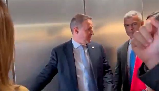 Derrite se descontrola e ameaça jornalistas ao ser indagado sobre PL antifacção: “Vocês estão me irritando, quer que eu xingue?”