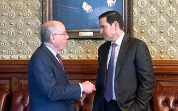 Dólar cai e Bolsa sobe com reunião sobre tarifaço, Pnad e falas do Fed