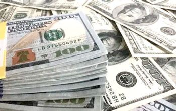 Dólar cai e Bolsa sobe com volta de previsão de corte de juros nos EUA