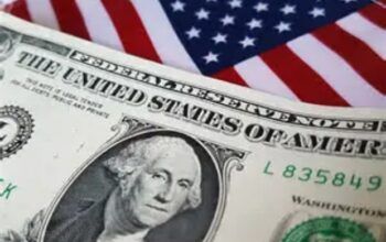 Dólar tem menor valor desde junho de 2024 e e fecha a R$ 5,27; bolsa sobe