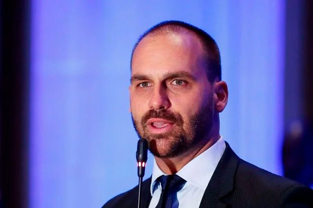 Eduardo dispara contra aliados e diz que não é “camisa 10 de Lula”