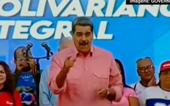 Em meio à tensão com os EUA no Caribe, Maduro canta “Imagine”