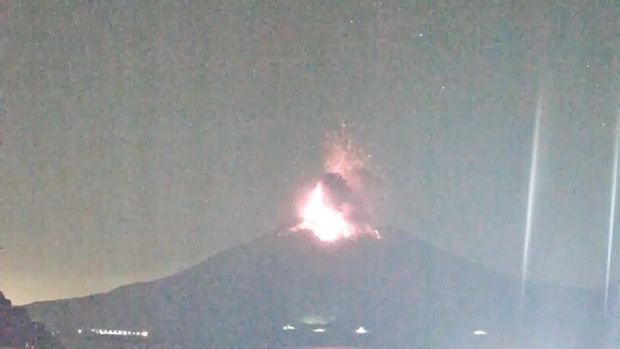 Erupção de vulcão no Japão cancela dezenas de voos