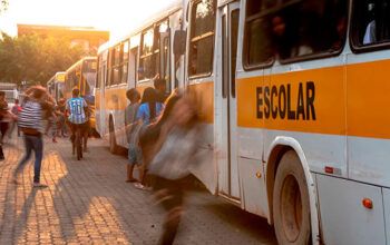 Esquecido em ônibus escolar, menino de 3 anos é achado em outra cidade