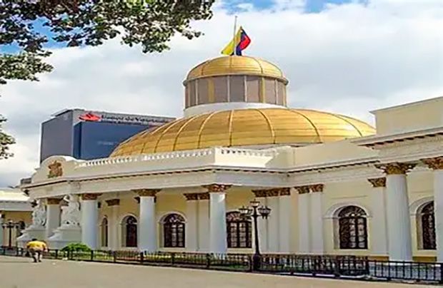 EUA cogitam bombardear Venezuela para derrubar Maduro e controlar o petróleo