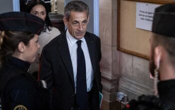 Ex-presidente Sarkozy deixa a prisão após cumprir 3 semanas de pena