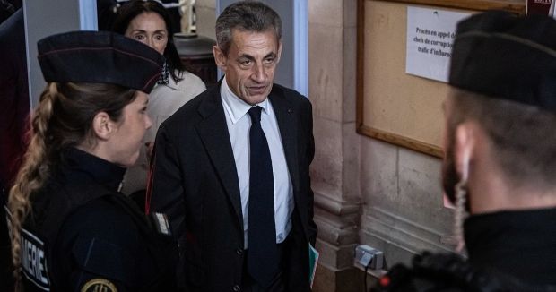 Ex-presidente Sarkozy deixa a prisão após cumprir 3 semanas de pena