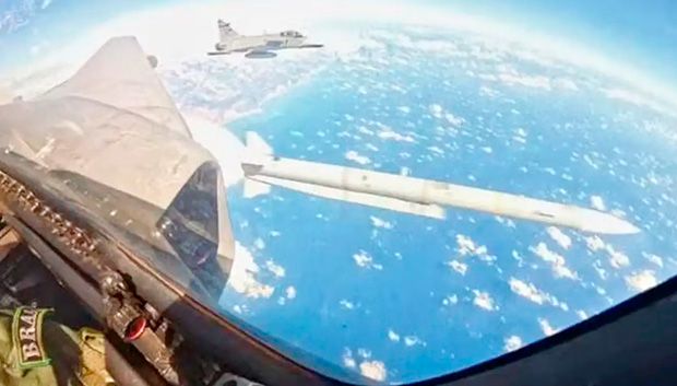 FAB realiza primeiro lançamento teste do míssil Meteor em caça Gripen no RN
