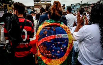 Faxineira é presa por filmar chacina no Rio e impedir entrada de policiais em casa: “Bateram nela”