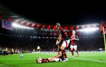 Flamengo vence o Santos e segue à caça da liderança do Brasileirão