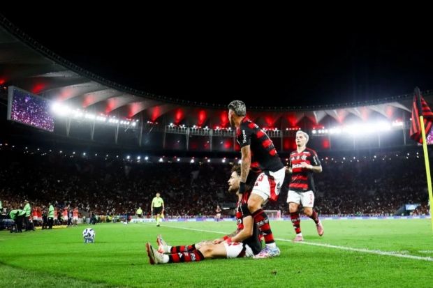 Flamengo vence o Santos e segue à caça da liderança do Brasileirão