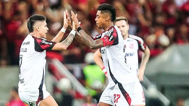 Flamengo vira sobre Sport, goleia e assume a liderança do Brasileirão