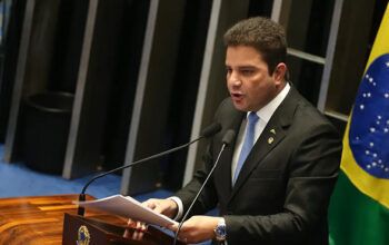 Gilmar Mendes suspende julgamento de governador do Acre no STJ por 15 dias