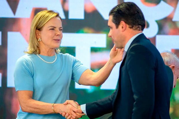 Gleisi encontra Motta, contém crise e pede votação do devedor contumaz