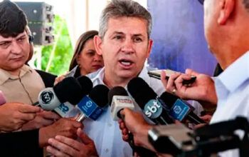 Governador de MT diz que Eduardo Bolsonaro está louco e fala “merda”