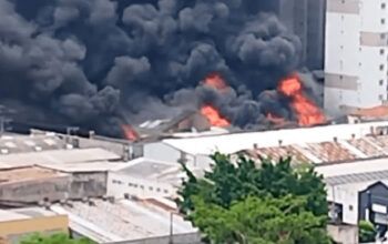 Incêndio de grandes proporções atinge galpão comercial no centro de SP