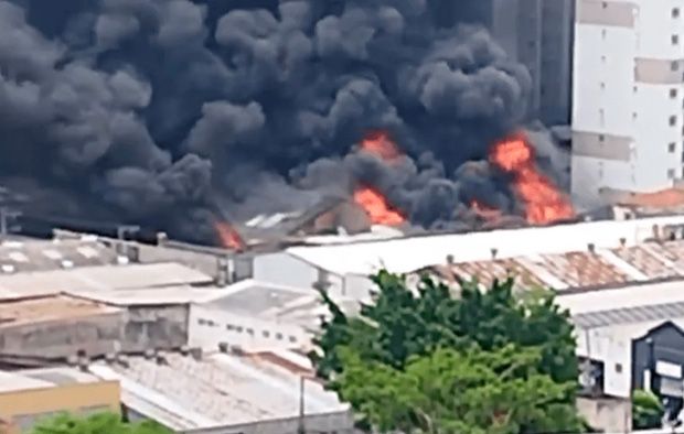 Incêndio de grandes proporções atinge galpão comercial no centro de SP