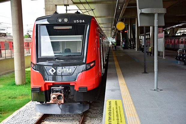 Incêndio interrompe circulação de trens da CPTM na Grande São Paulo