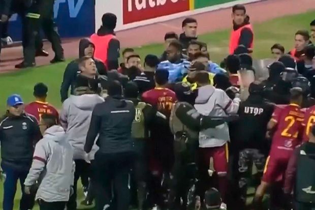 Jogo na Bolívia termina com 17 expulsos e feridos
