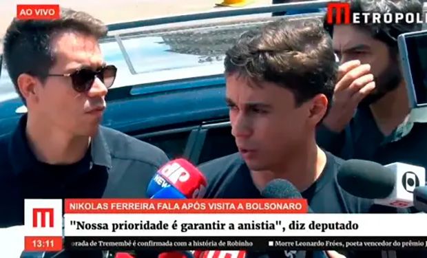 Jornalista dá “graças a Deus” após fim da coletiva de Nikolas Ferreira
