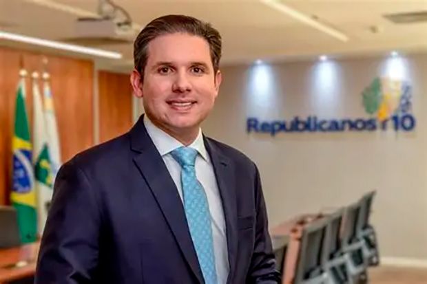 Justiça nega pedido de Motta para retirar outdoors críticos à PEC da Blindagem