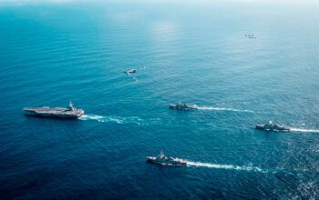 Marinha dos EUA exibe formação de porta-aviões em operação no Caribe