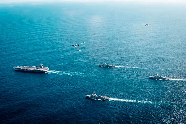 Marinha dos EUA exibe formação de porta-aviões em operação no Caribe