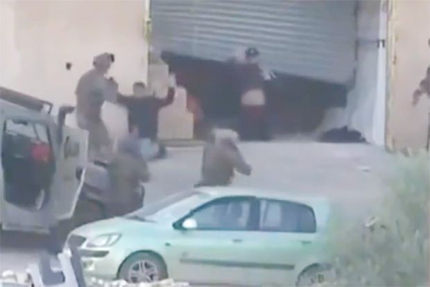 Militares de Israel matam dois palestinos rendidos na Cisjordânia