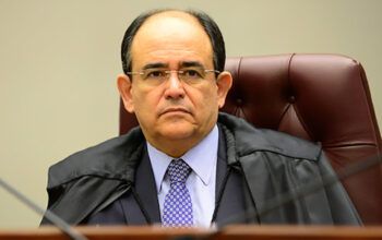Ministro pede vista e suspende julgamento sobre cassação de Castro no TSE