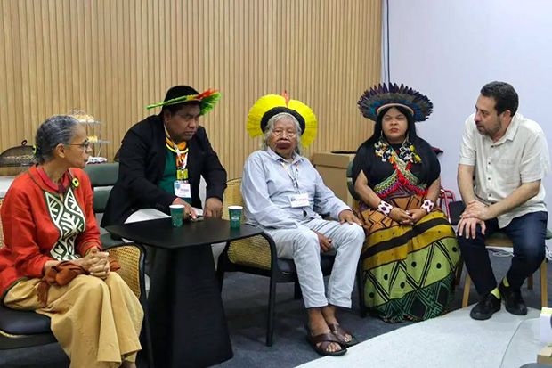 Ministros de Lula se reúnem com cacique Raoni na zona azul da COP30 em Belém