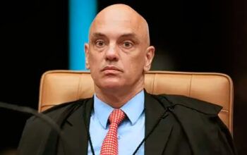 Moraes mandou PF prender Bolsonaro sem algemas e exposição midiática