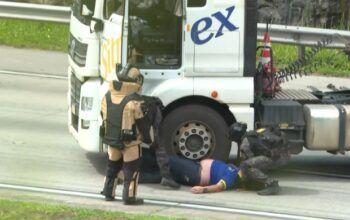 Motorista de caminhão desmaia ao ser resgatado pelo Gate no Rodoanel