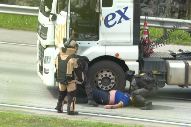 Motorista de caminhão desmaia ao ser resgatado pelo Gate no Rodoanel