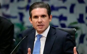 Motta ataca Lindbergh e bate na mesa para defender Derrite em reunião