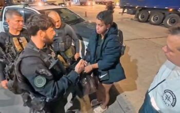 Mulher é presa em flagrante com 30 pistolas no RJ que iriam para o Complexo do Alemão