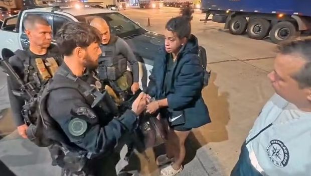Mulher é presa em flagrante com 30 pistolas no RJ que iriam para o Complexo do Alemão