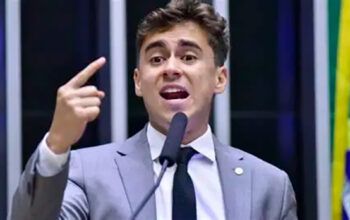 Nikolas reage após Moraes questionar uso de celular junto a Bolsonaro